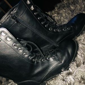 Combat boots